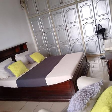 Appart meublé le Dakota Yaounde Bagian luar foto
