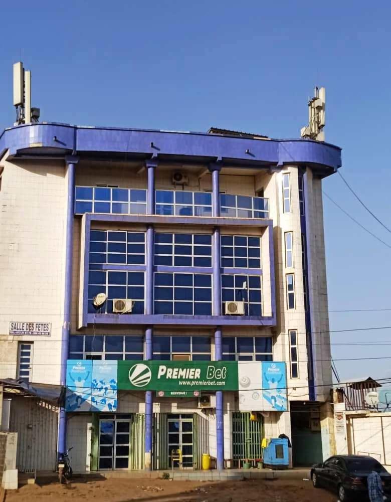 Appart meublé le Dakota Yaounde Bagian luar foto