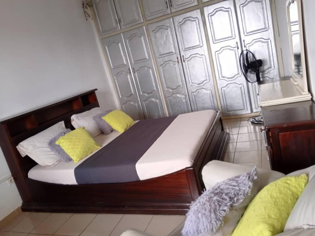 Appart meublé le Dakota Yaounde Bagian luar foto
