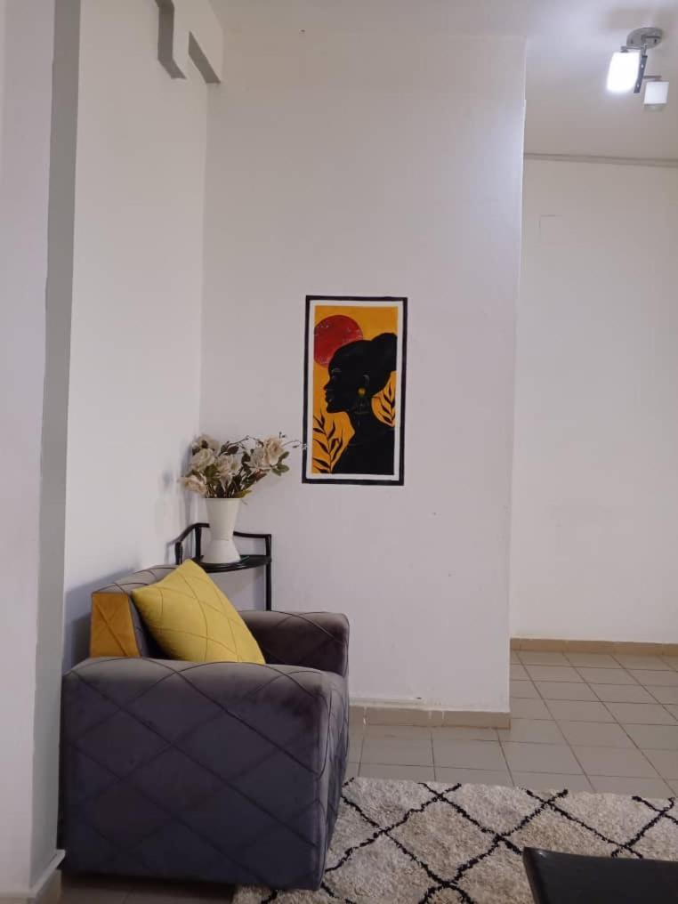 Appart meublé le Dakota Yaounde Bagian luar foto