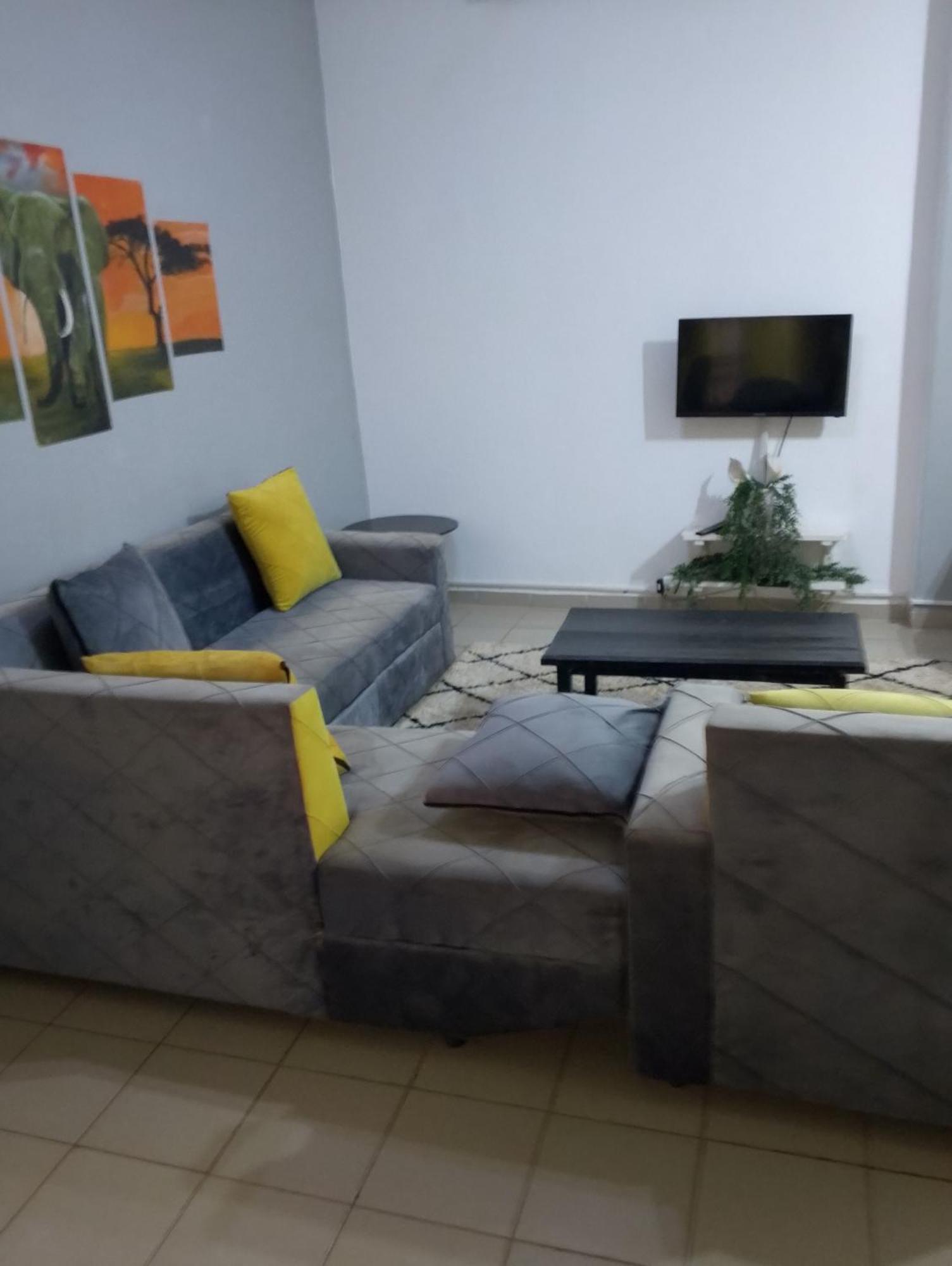 Appart meublé le Dakota Yaounde Bagian luar foto