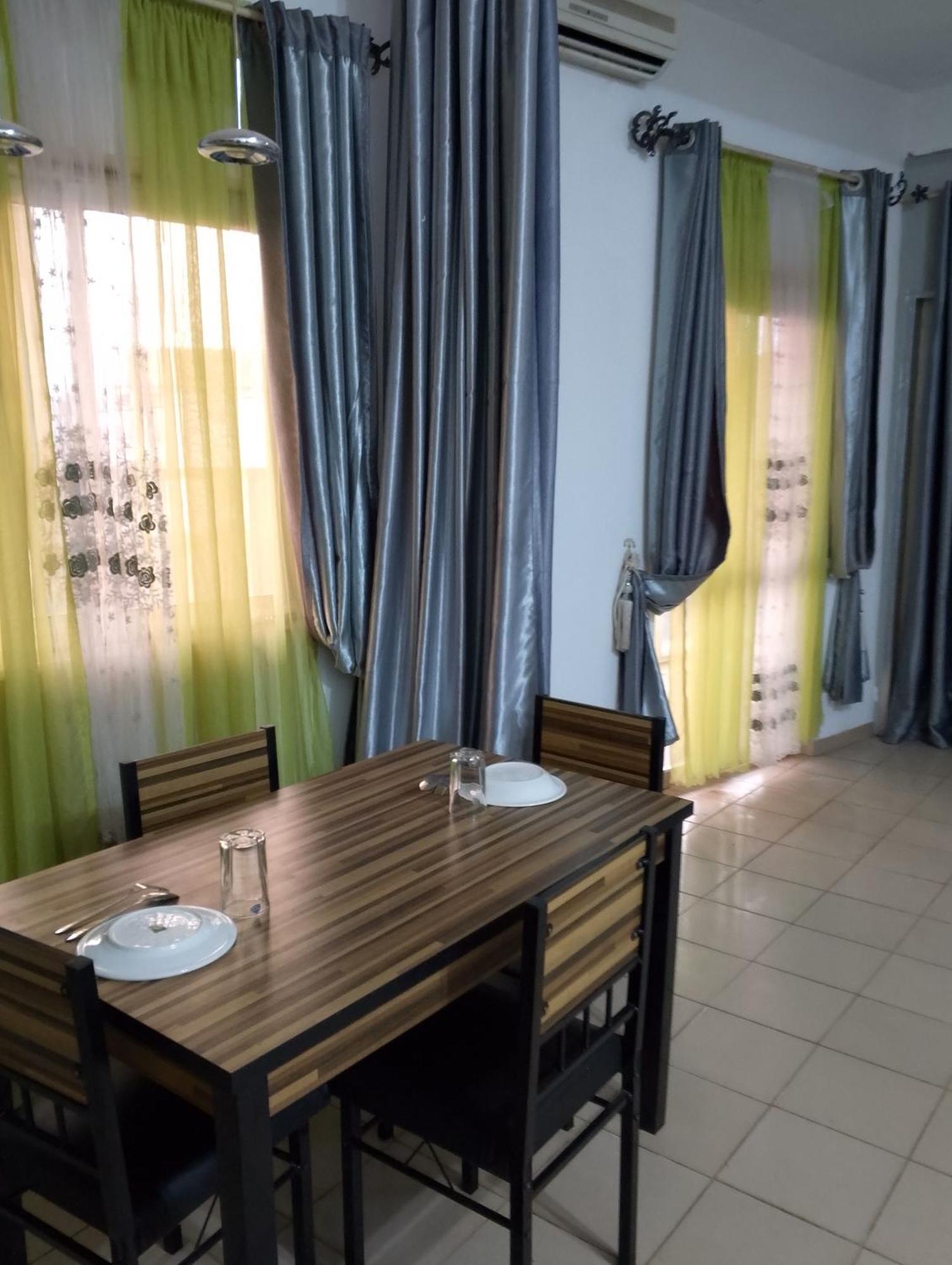 Appart meublé le Dakota Yaounde Bagian luar foto