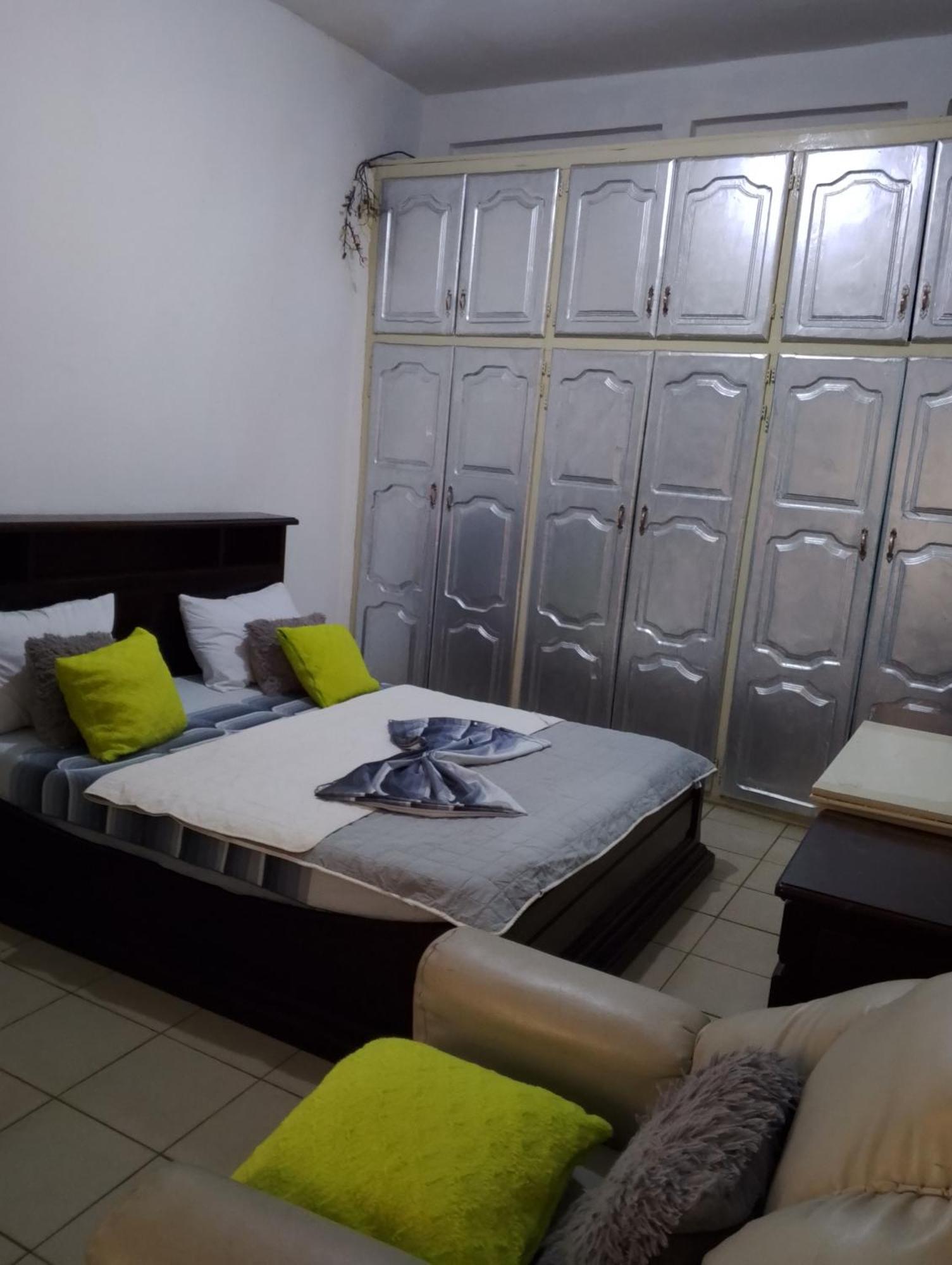Appart meublé le Dakota Yaounde Bagian luar foto