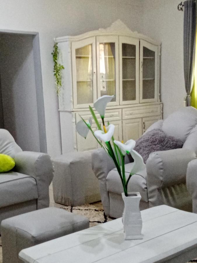 Appart meublé le Dakota Yaounde Bagian luar foto