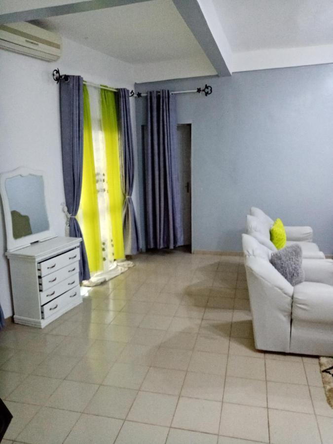 Appart meublé le Dakota Yaounde Bagian luar foto